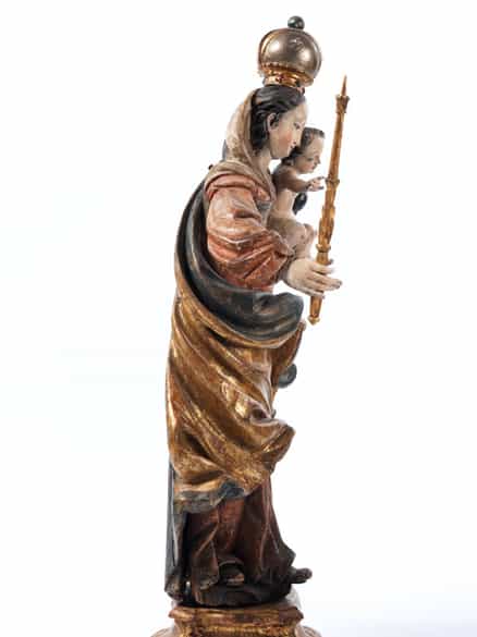 Detailabbildung: Schnitzfigur einer Madonna mit dem Jesuskind