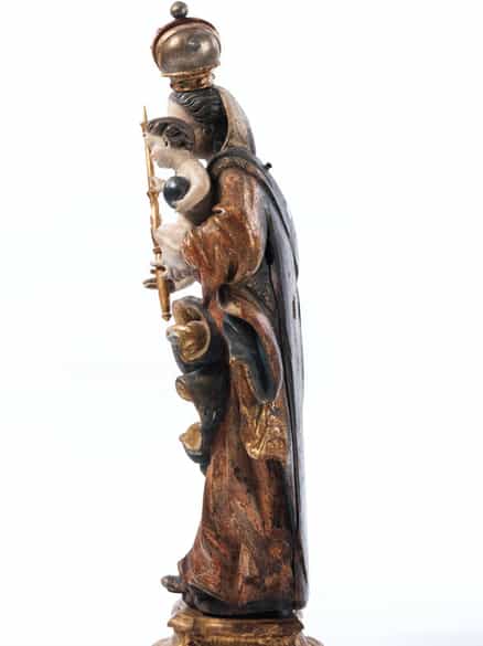 Detailabbildung: Schnitzfigur einer Madonna mit dem Jesuskind