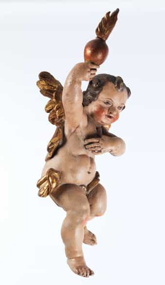 Detailabbildung: Schnitzfigur eines schwebenden Engelsputto mit Flammenherz