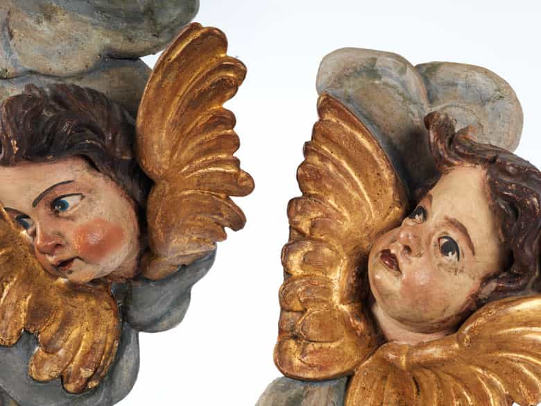 Detailabbildung: Paar geschnitzte Engelsköpfe in Wolken