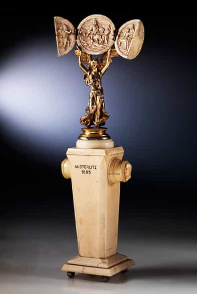 Detailabbildung: Miniatur- oder Schreibtischdenkmal in Elfenbein und feuervergoldeter Bronze