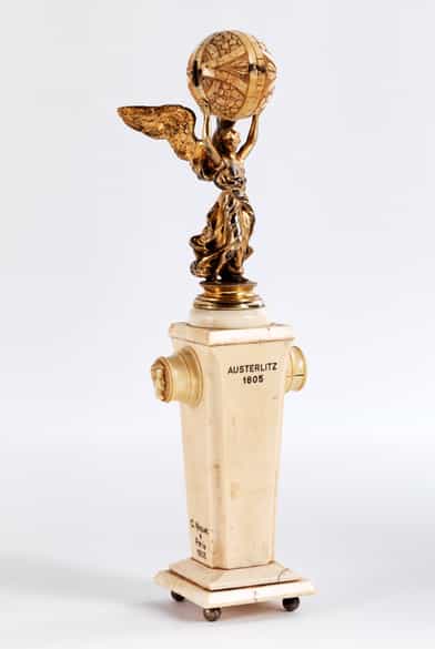 Detailabbildung: Miniatur- oder Schreibtischdenkmal in Elfenbein und feuervergoldeter Bronze