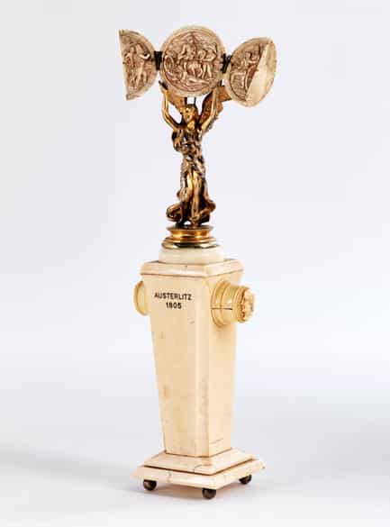 Detailabbildung: Miniatur- oder Schreibtischdenkmal in Elfenbein und feuervergoldeter Bronze