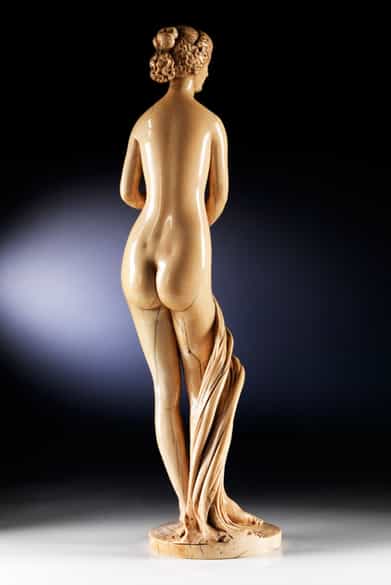 Detailabbildung: Große Elfenbeinstandfigur einer badenden Venus