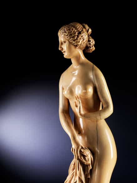 Detailabbildung: Große Elfenbeinstandfigur einer badenden Venus