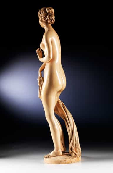 Detailabbildung: Große Elfenbeinstandfigur einer badenden Venus