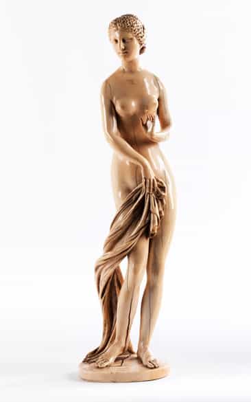 Detailabbildung: Große Elfenbeinstandfigur einer badenden Venus