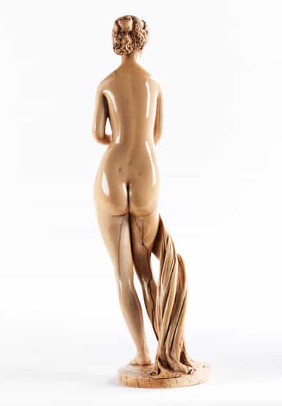 Detailabbildung: Große Elfenbeinstandfigur einer badenden Venus