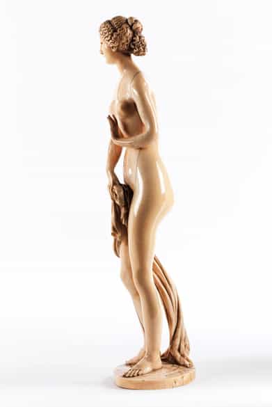 Detailabbildung: Große Elfenbeinstandfigur einer badenden Venus