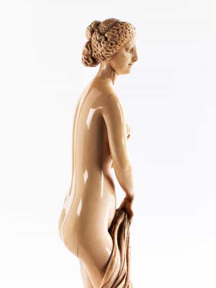 Detailabbildung: Große Elfenbeinstandfigur einer badenden Venus