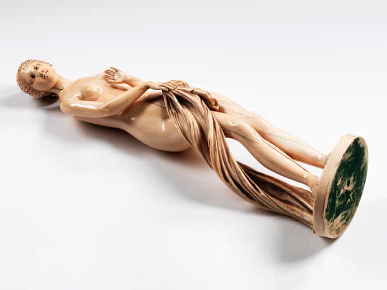 Detailabbildung: Große Elfenbeinstandfigur einer badenden Venus