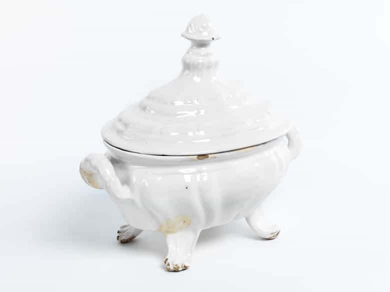 Detailabbildung: Fayence-Deckelterrine