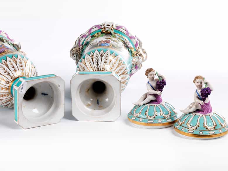 Detailabbildung: Paar KPM-Prunkdeckelvasen des ausgehenden 18. Jahrhunderts