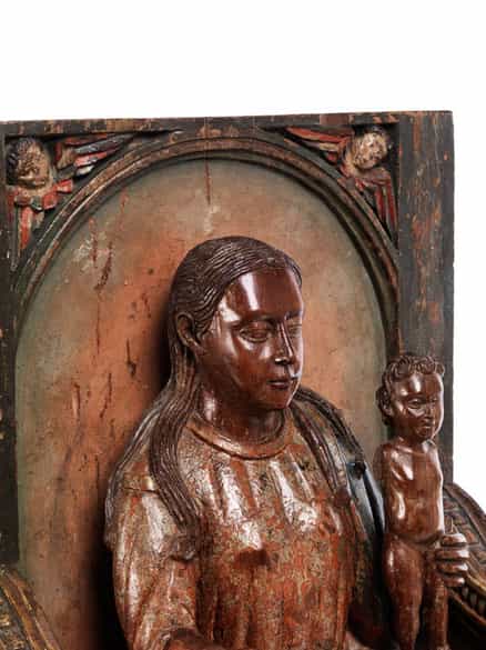 Detailabbildung: Schnitzfigurengruppe einer thronenden Madonna mit Kind auf separat geschnitztem, hohem Lehnenthron