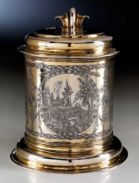 Detailabbildung: Fein gravierter Deckelhumpen