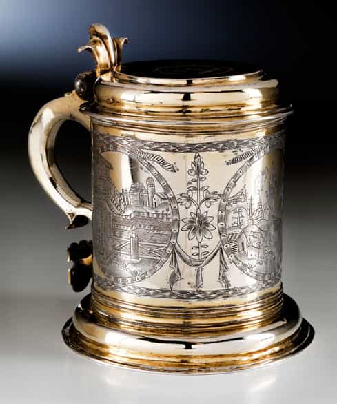 Detailabbildung: Fein gravierter Deckelhumpen