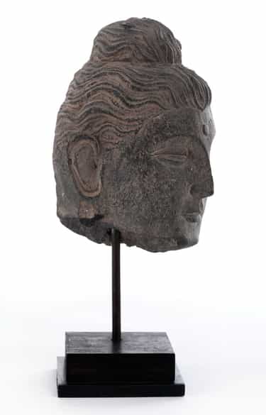 Detailabbildung: Buddha-Kopf in Stein aus der Gandhara-Zeit