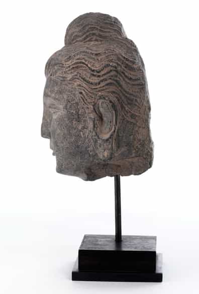 Detailabbildung: Buddha-Kopf in Stein aus der Gandhara-Zeit