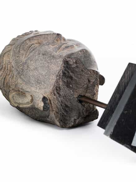 Detailabbildung: Buddha-Kopf in Stein aus der Gandhara-Zeit