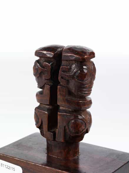 Detailabbildung: Geschnitzte Doppelfigur des Tiki aus Ua-Huka