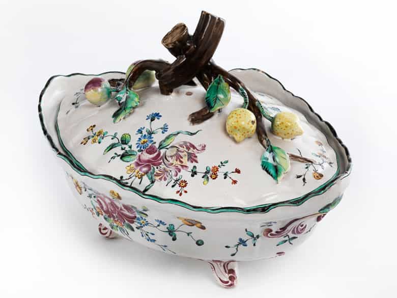 Detailabbildung: Fayence-Deckelterrine