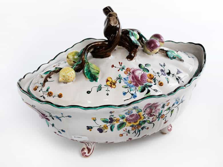 Detailabbildung: Fayence-Deckelterrine