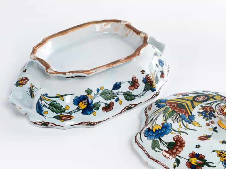 Detailabbildung: Barocke Deckelterrine in Fayence