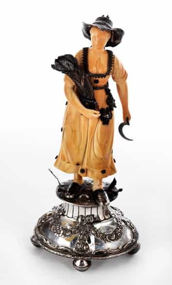 Detailabbildung: Satz von vier Elfenbeinschnitzfiguren „Die Vier Jahreszeiten auf Bergkristallsockeln mit Silbermontierung 