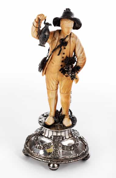 Detailabbildung: Satz von vier Elfenbeinschnitzfiguren „Die Vier Jahreszeiten auf Bergkristallsockeln mit Silbermontierung 