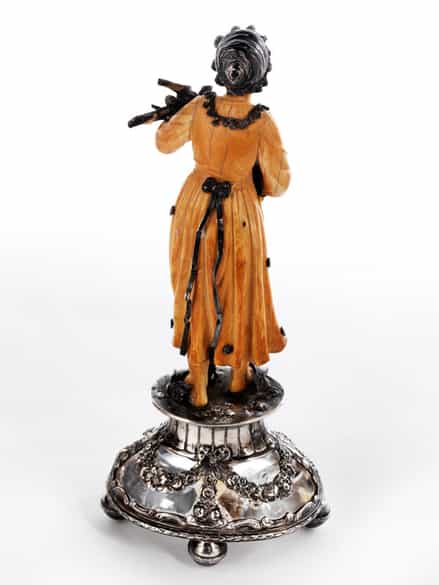 Detailabbildung: Satz von vier Elfenbeinschnitzfiguren „Die Vier Jahreszeiten auf Bergkristallsockeln mit Silbermontierung 