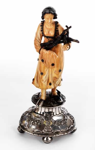 Detailabbildung: Satz von vier Elfenbeinschnitzfiguren „Die Vier Jahreszeiten auf Bergkristallsockeln mit Silbermontierung 