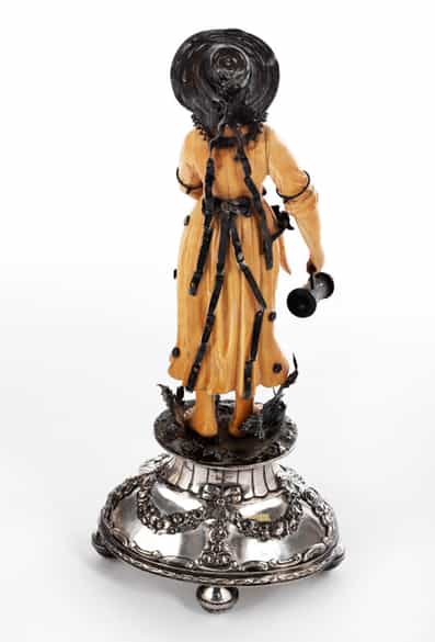 Detailabbildung: Satz von vier Elfenbeinschnitzfiguren „Die Vier Jahreszeiten auf Bergkristallsockeln mit Silbermontierung 