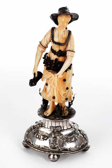 Detailabbildung: Satz von vier Elfenbeinschnitzfiguren „Die Vier Jahreszeiten auf Bergkristallsockeln mit Silbermontierung 