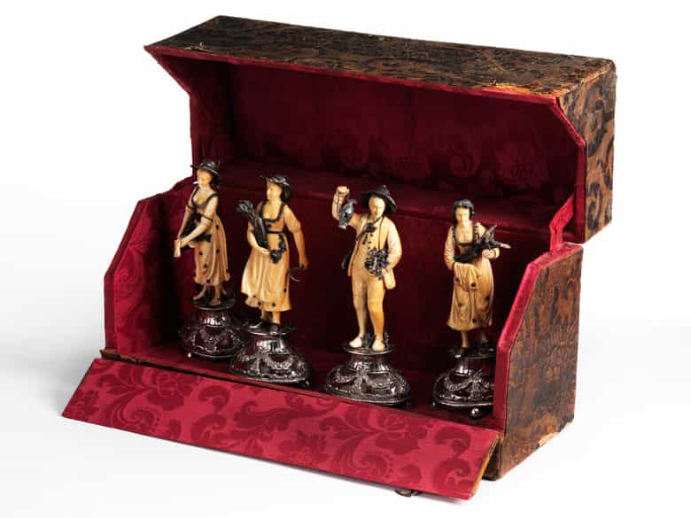 Detailabbildung: Satz von vier Elfenbeinschnitzfiguren „Die Vier Jahreszeiten auf Bergkristallsockeln mit Silbermontierung 