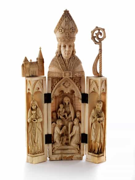 Detailabbildung: Elfenbeinschnitzfigur als Andachtstriptychon
