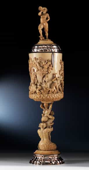 Detailabbildung: Großer, imposanter Elfenbein-Deckelpokal mit Silbermontierung