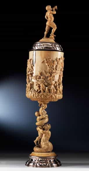 Detailabbildung: Großer, imposanter Elfenbein-Deckelpokal mit Silbermontierung