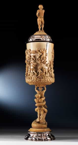 Detailabbildung: Großer, imposanter Elfenbein-Deckelpokal mit Silbermontierung