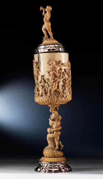 Detailabbildung: Großer, imposanter Elfenbein-Deckelpokal mit Silbermontierung