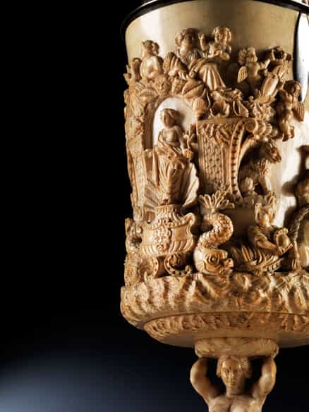 Detailabbildung: Großer, imposanter Elfenbein-Deckelpokal mit Silbermontierung