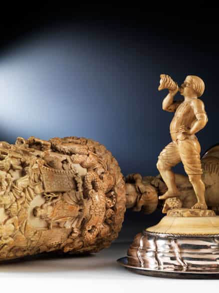 Detailabbildung: Großer, imposanter Elfenbein-Deckelpokal mit Silbermontierung