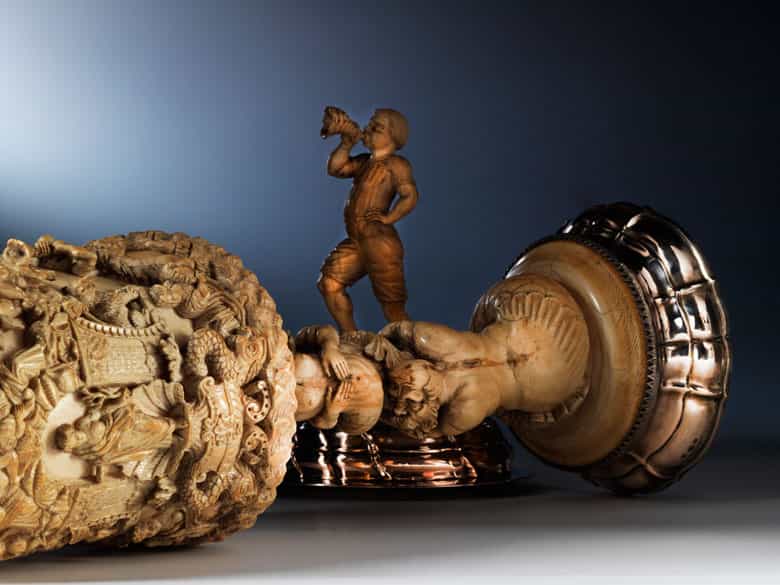 Detailabbildung: Großer, imposanter Elfenbein-Deckelpokal mit Silbermontierung