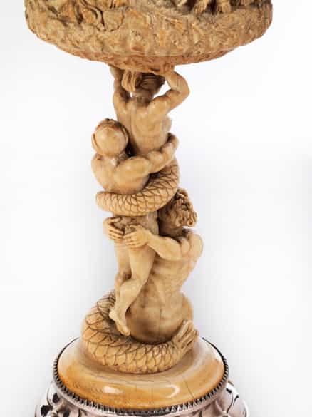 Detailabbildung: Großer, imposanter Elfenbein-Deckelpokal mit Silbermontierung