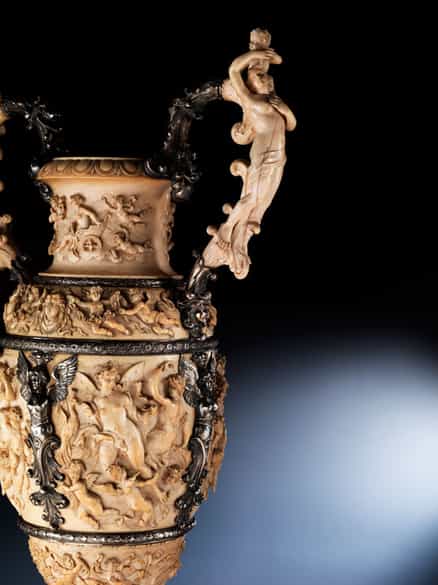 Detailabbildung: Große, museale Prunk-Amphorenvase in Elfenbein mit Silbermontierungen