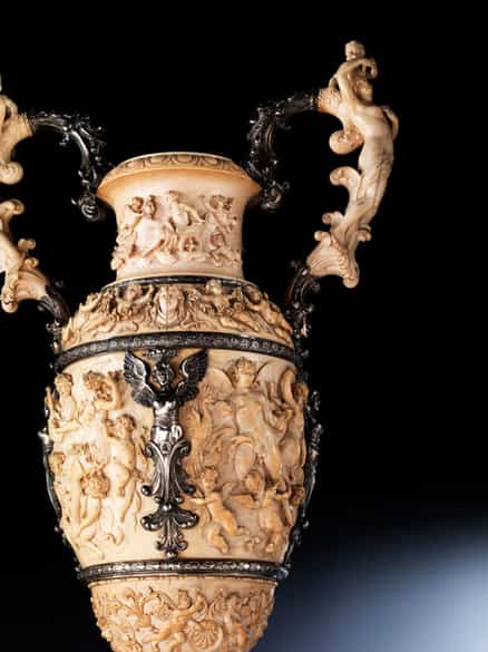 Detailabbildung: Große, museale Prunk-Amphorenvase in Elfenbein mit Silbermontierungen
