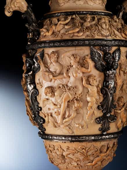 Detailabbildung: Große, museale Prunk-Amphorenvase in Elfenbein mit Silbermontierungen