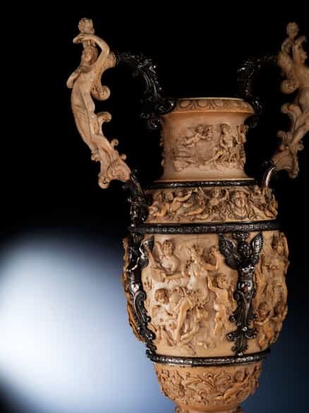 Detailabbildung: Große, museale Prunk-Amphorenvase in Elfenbein mit Silbermontierungen