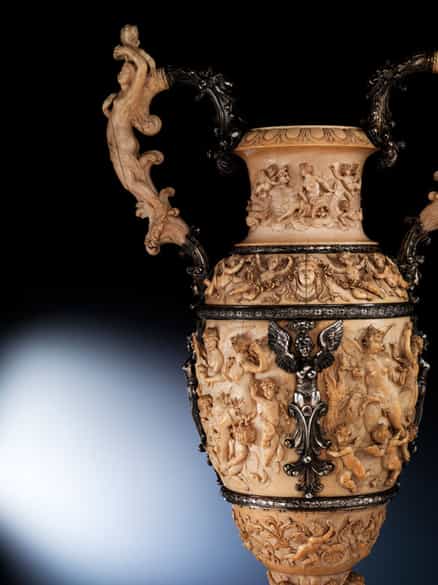 Detailabbildung: Große, museale Prunk-Amphorenvase in Elfenbein mit Silbermontierungen