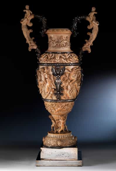 Detailabbildung: Große, museale Prunk-Amphorenvase in Elfenbein mit Silbermontierungen