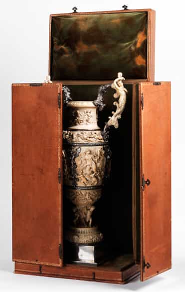 Detailabbildung: Große, museale Prunk-Amphorenvase in Elfenbein mit Silbermontierungen